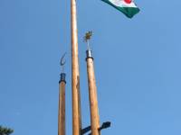 Minden Magyarok zászlaja (Országzászló) és ’56-os emlékkő 